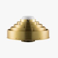 Antenna con anello di strozzamento a tripla banda