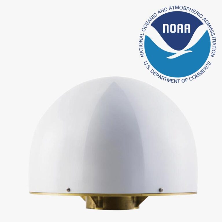 Antenna a tripla banda con anello di strozzamento e copertura